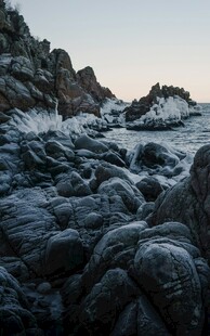 海边嶙峋礁石景观
