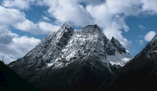 巍峨雪山映蓝天