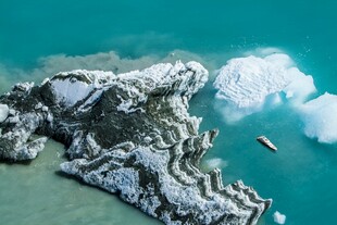 冰雪覆盖的海中岛屿景观