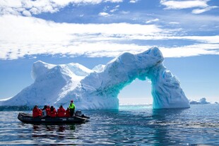 乘船观赏海中拱形冰山