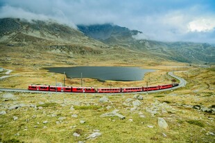 山间红火车穿行美丽湖景