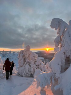 雪岭夕阳下的徒步者