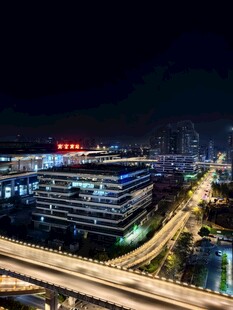 深夜的高铁站