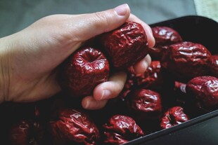 手捧饱满红枣特写