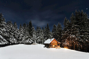 雪夜中的温馨小木屋