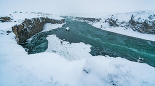 冬日冰雪覆盖的碧绿河流