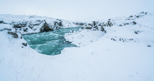 冰雪覆盖下的碧绿河流