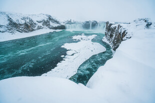 冰雪覆盖下的碧绿河流