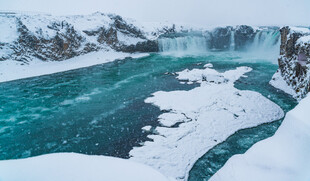 冬日冰雪覆盖的湍急河流