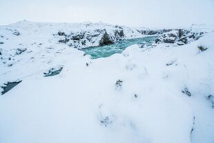 冰雪覆盖的山间溪流景观