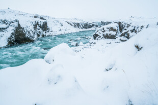 冬日冰雪覆盖的湍急河流