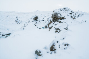 雪覆山石景观