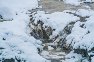 冬日雪景中的覆雪岩石