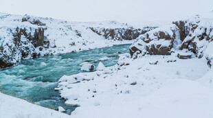 冰雪覆盖下的蓝绿色河流