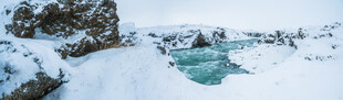 冬日雪景中的碧绿湖水