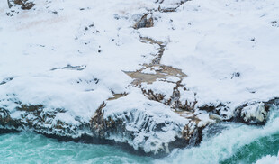 冰雪覆盖的蓝色海岸风光