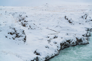 冰雪覆盖的河流壮丽景观