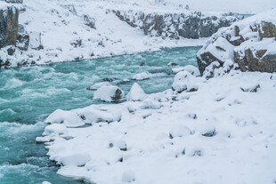 冬日冰雪覆盖的湍急河流