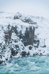 冰雪覆盖的壮丽海岸景观