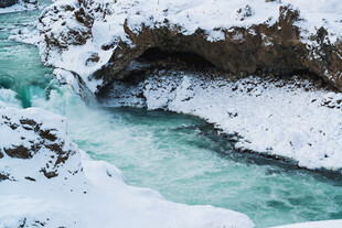 冰雪覆盖的碧绿河流景观