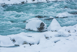 冰雪覆盖的湍急河流景观