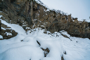 雪覆嶙峋山石景观