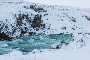 冰雪覆盖下的湍急河流
