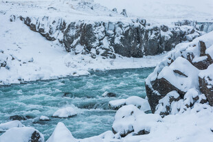 冬日冰雪覆盖的湍急河流