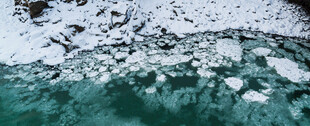 冰雪覆盖的碧绿海水