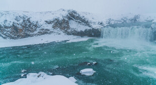 冬日壮丽的冰雪瀑布景观