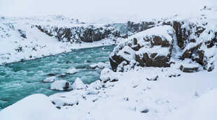 冰雪覆盖下的碧绿河流