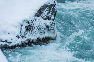 冰雪覆盖的湍急河流