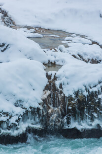 雪覆崖岸 碧海相伴