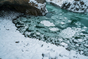冬日溪流冰雪交融美景