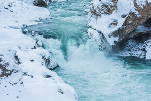 冬日冰雪覆盖的湍急溪流