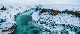 冰雪环绕的碧绿河流
