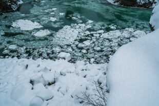 冬日溪流雪景