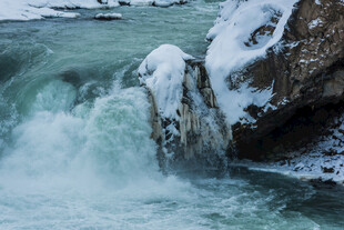 冬日溪流溅雪岩石景观