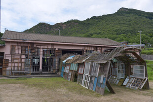 古朴乡村小屋与远山景色