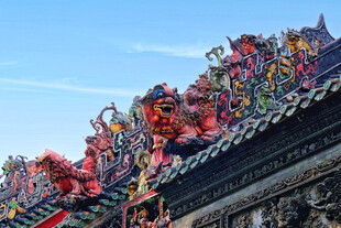 陈家祠传统的屋檐祥狮雕塑