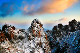 雪覆山峦的壮丽日出景观