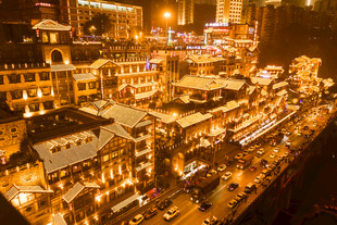 雪夜中的璀璨城市街景