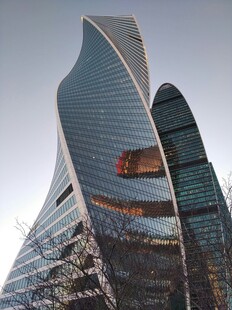 现代独特造型摩天大楼