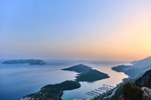 海上岛屿日出壮丽景观