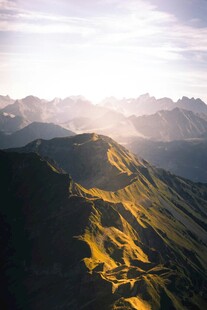 壮丽山景日出时刻