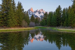 山林湖畔美景倒影