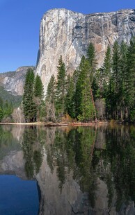 壮丽山景倒映宁静湖水