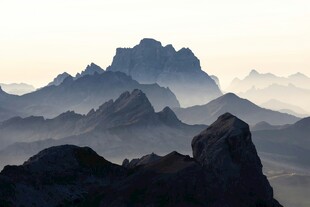 壮丽群山云雾缭绕之景