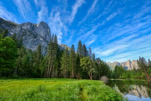 山间绿野蓝天美景