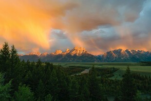 壮丽山间晚霞美景